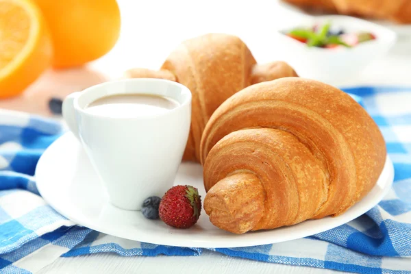 Croissants saborosos frescos com bagas — Fotografia de Stock