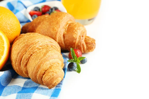 Färska läckra croissanter med bär — Stockfoto