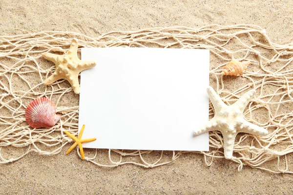 Vacío en blanco de papel de hoja en la playa — Foto de Stock