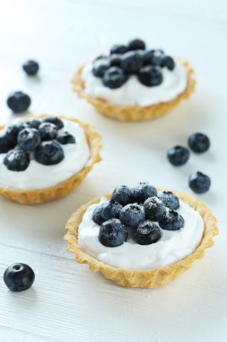 Yaban mersini ile tatlı tartlets