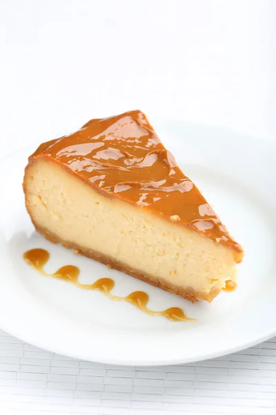 Vers en smakelijk karamel cheesecake — Stockfoto