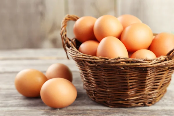 Kuřecí vejce v košíku — Stock fotografie