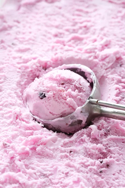 甘いアイスクリームをえぐり — ストック写真