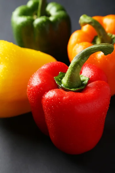 Pimentos frescos com gota de água — Fotografia de Stock