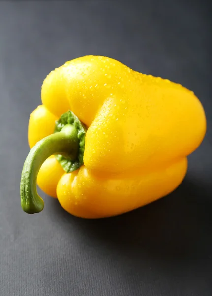 Желтый перец с капельками воды — стоковое фото