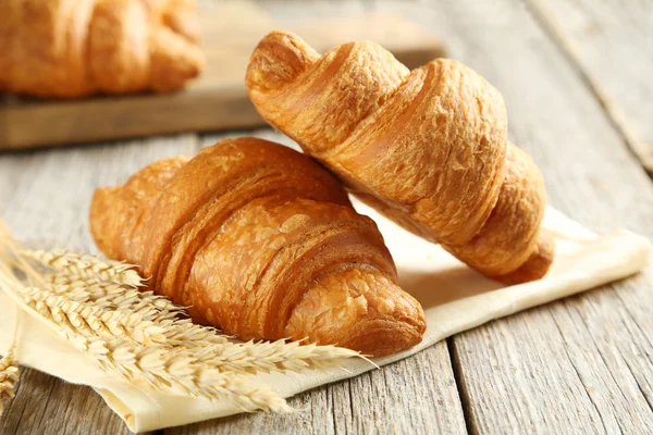 Leckere Croissants zum Frühstück — Stockfoto