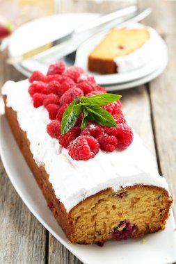 frambuazlı pasta plaka üzerinde