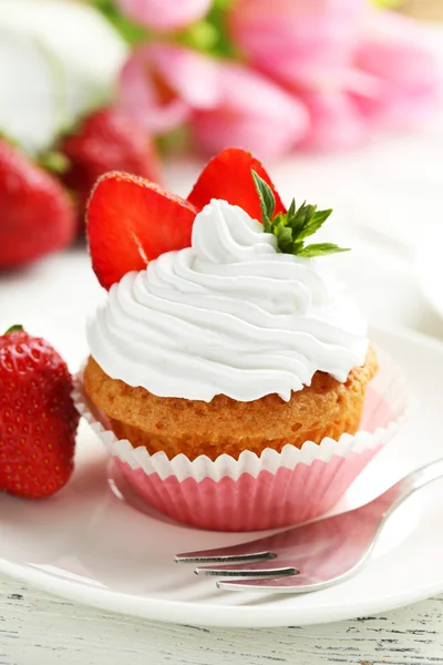 Sabroso cupcake con fresas frescas — Foto de Stock