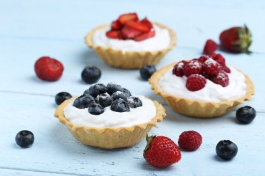 Tatlı tartlets çilek ile