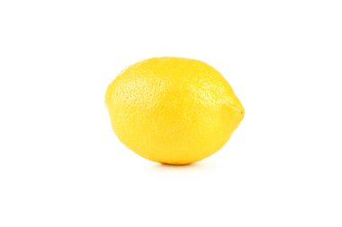 beyaz arkaplanda limon