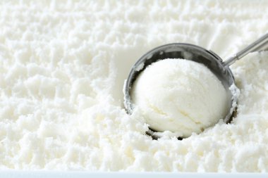 Beyaz scooped dondurma