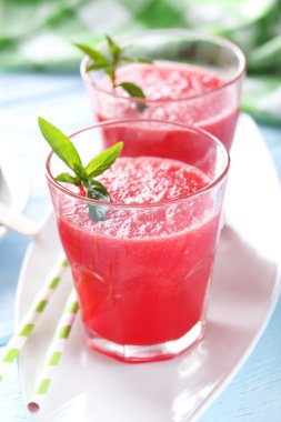 karpuz suyu gözlüklü