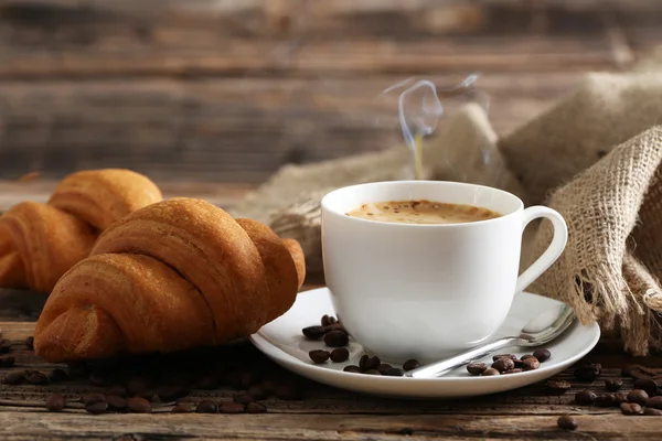 Croissants deliciosos com xícara de café — Fotografia de Stock