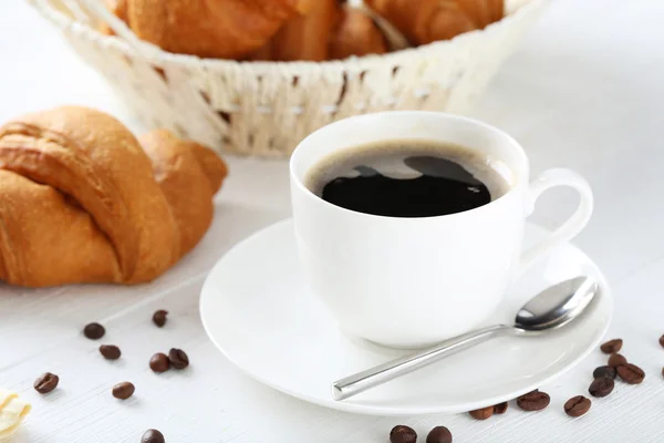 Croissants deliciosos com xícara de café — Fotografia de Stock