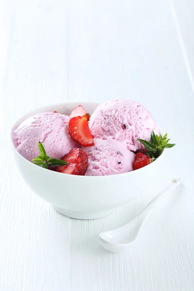 Ice cream eper tál — Stock Fotó