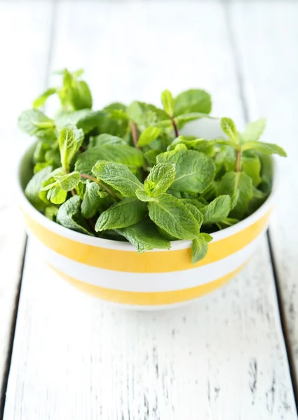 Menta fresca en tazón — Foto de Stock