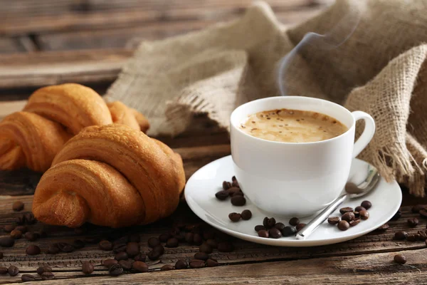 Croissants deliciosos com xícara de café — Fotografia de Stock