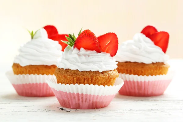 Leckere Cupcakes mit Erdbeere — Stockfoto