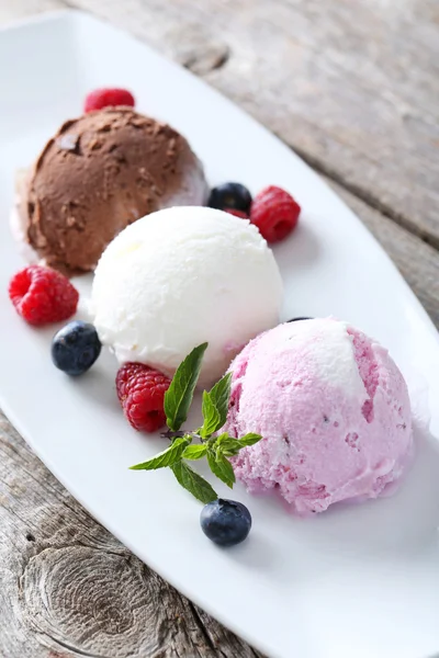 Helado en plato con bayas —  Fotos de Stock