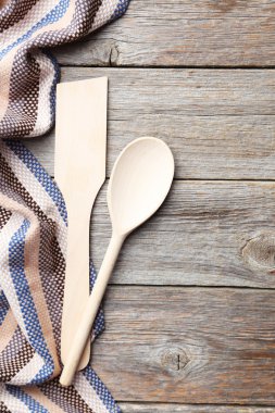 tahta kaşık ve peçete ile tablo