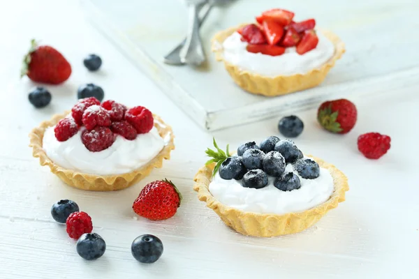 Dessert tartlets with berries — Stock Photo, Image