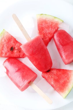 Karpuz dondurmayı buz ve nane ile