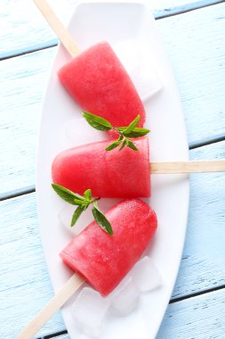 Karpuz dondurmayı buz ve nane ile