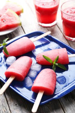 Karpuz dondurmayı buz ve nane ile