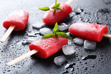 Karpuz dondurmayı buz ve nane ile