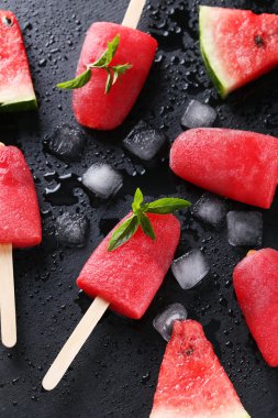 Karpuz dondurmayı buz ve nane ile