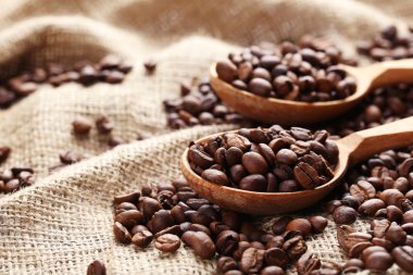 Tahta kaşık kahve çekirdekleri