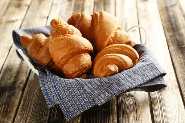 Smakelijke croissants in mand — Stockfoto