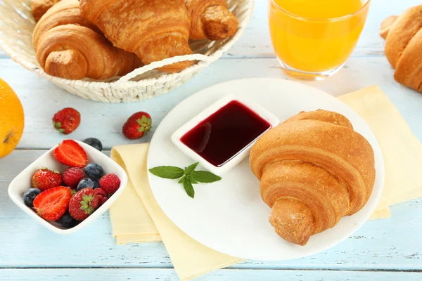 Fresh tasty croissants with berries — Stock Photo, Image