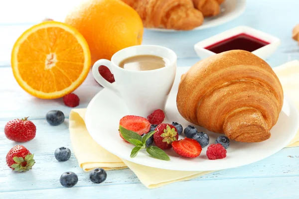 Croissants saborosos frescos com bagas — Fotografia de Stock