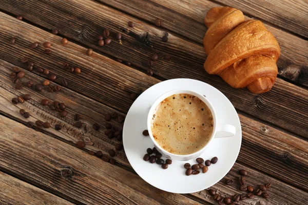 Heerlijke croissant met kop koffie — Stockfoto