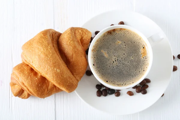 Delicioso croissant con taza de café — Foto de Stock