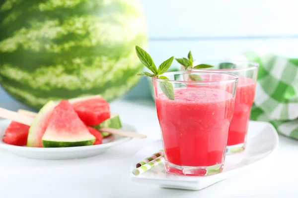 Jugo de sandía fresca en los vasos — Foto de Stock