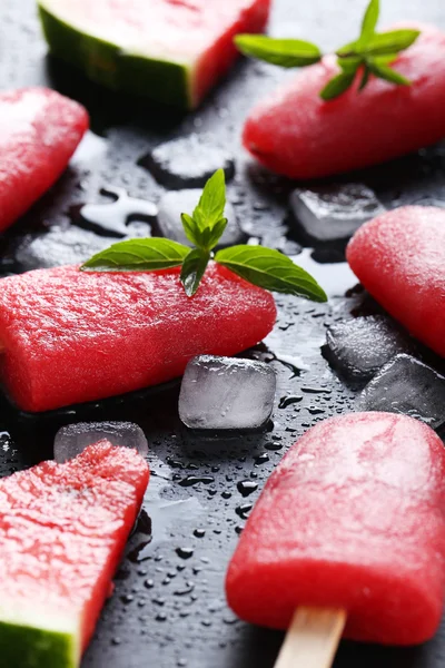 Karpuz dondurmayı buz ve nane ile