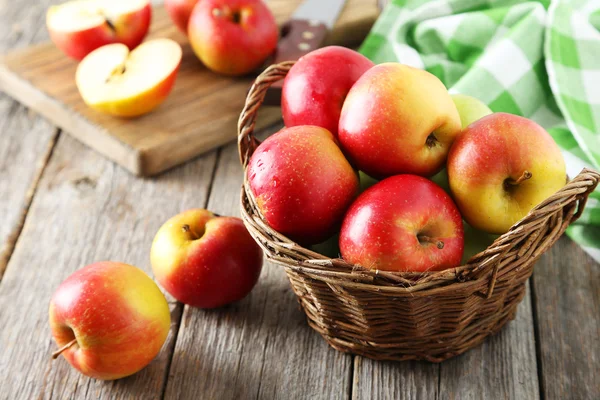 Sepette kırmızı elmalar