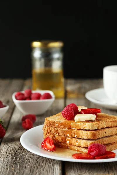 산딸기와 딸기 토스트 — 스톡 사진