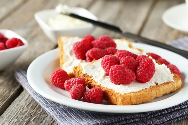 Ahududu ile taze ekmeği