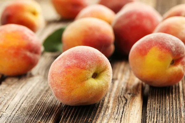 Olgun şeftali meyve