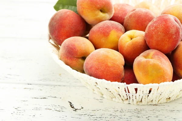 Стиглі персики фрукти в кошику — стокове фото