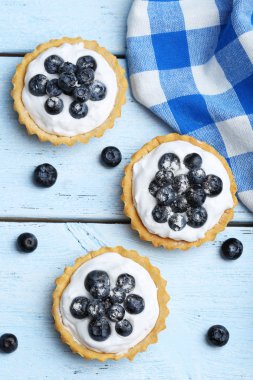 Yaban mersini ile tatlı tartlets