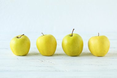 Beyaz arkaplanda elmalar