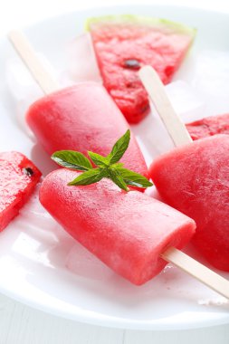 Karpuz dondurmayı plaka üzerinde