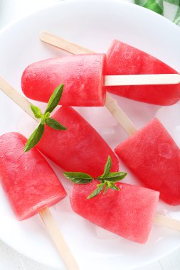 Karpuz dondurmayı plaka üzerinde