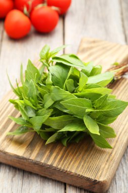 kesme tahtası üzerinde fesleğen yaprağı