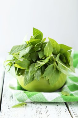 Kabın içinde fesleğen yaprakları