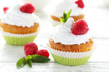 Ahşap arka plan üzerinde ahududu kek